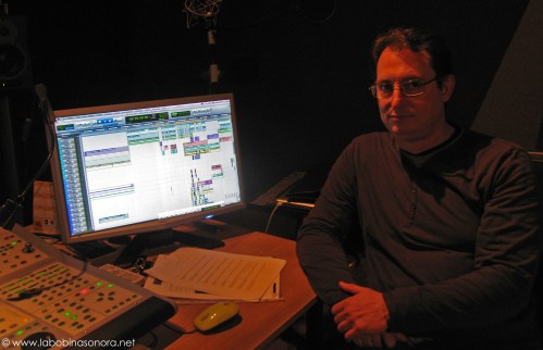 El diseñador/montador de sonido de -Luces Rojas- James Muñoz.