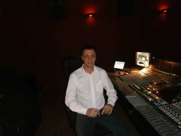 Jorge Lerner junto a la SSL Avant que preside la sala n1 de los estudios Tecnison.