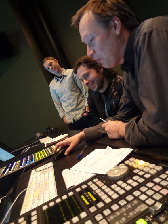 Gabriel Gutierrez junto a Christian Fontaine (mezclador) y Thierry Westermeyer (Músico).