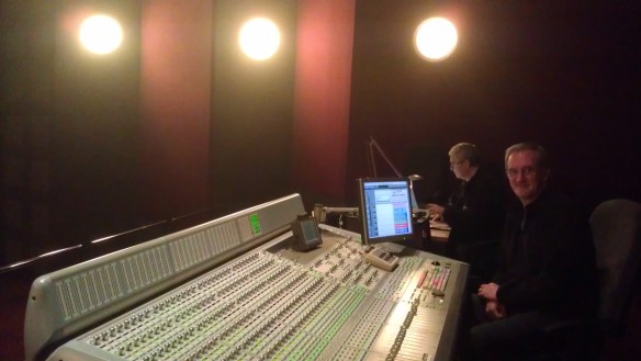 Joan Olivé (mezclador) y Jaime Puig (consultor Dolby), en los estudios Sonoblok.