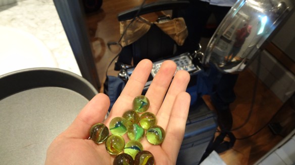 Captando la sonoridad de las canicas.