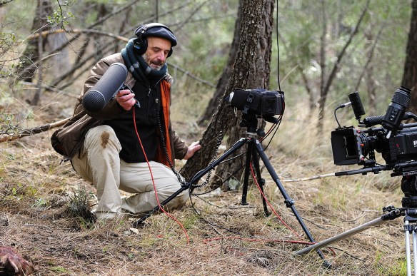 El sonidista Carlos de Hita durante el rodaje de -Guadalquivir-.