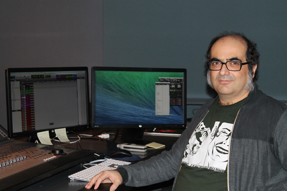 El diseñador de sonido Pelayo gutierrez en los estudios DELUXE.